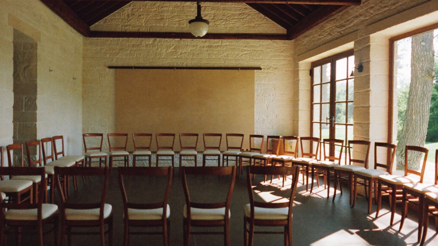 Aula interior con luz natural preparada para sesiones de formación directiva