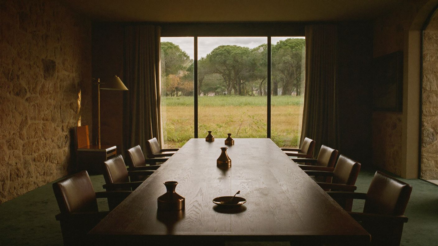 Sala de consejo con mesa central para reuniones de comité de dirección