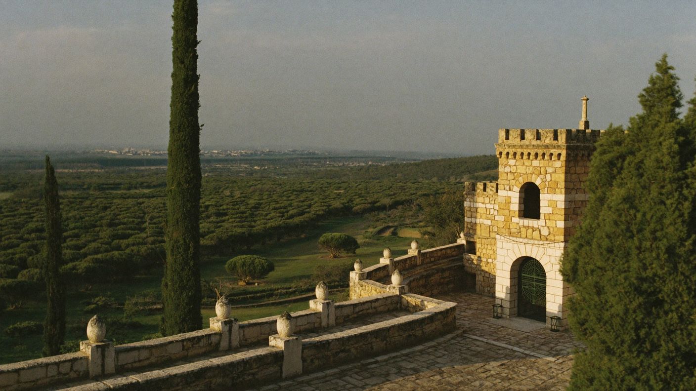 Hacienda histórica de piedra con torre y mirador sobre la dehesa de Trujillo