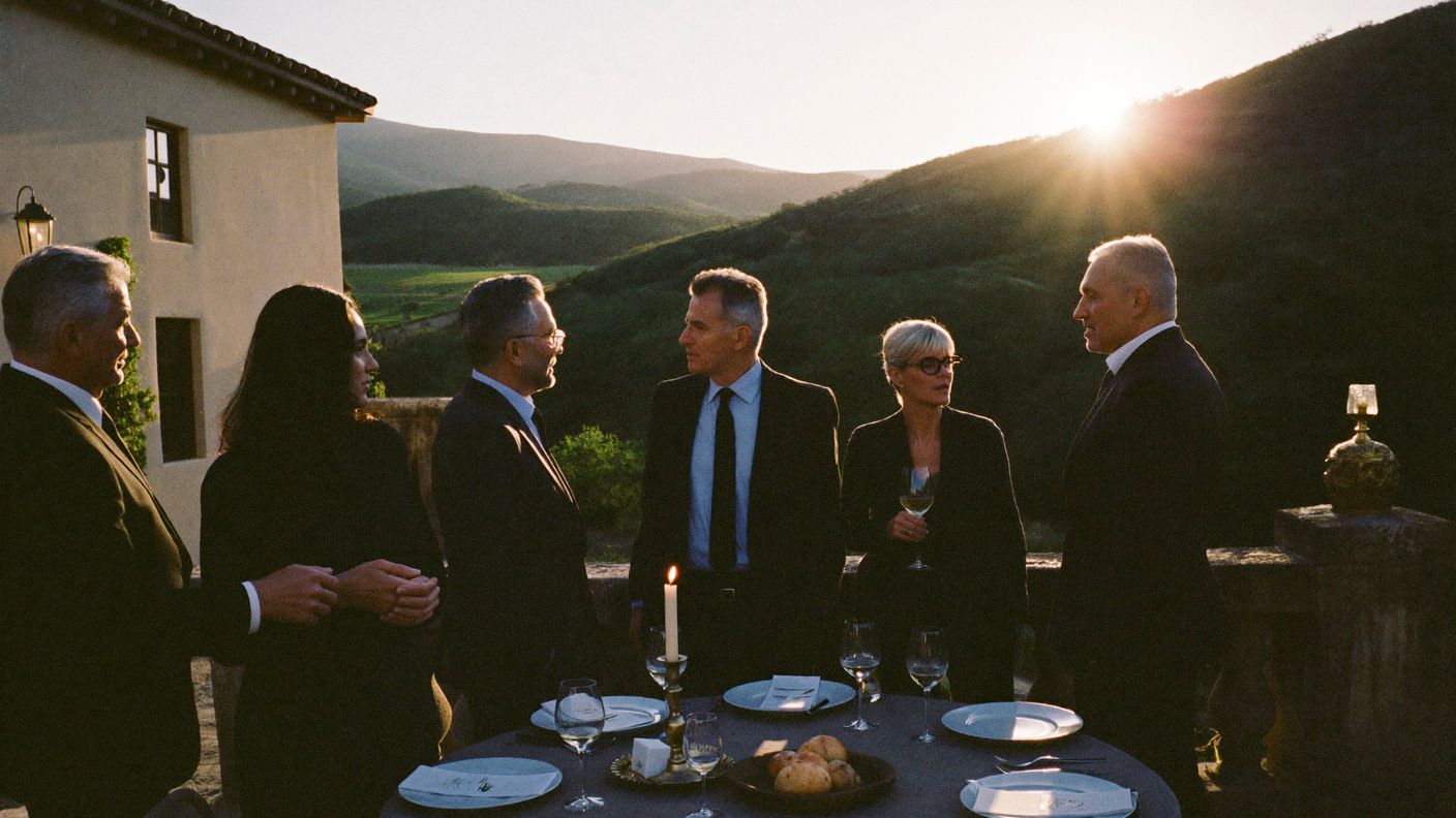 Directivos conversando al atardecer en la terraza de un cortijo restaurado de la dehesa