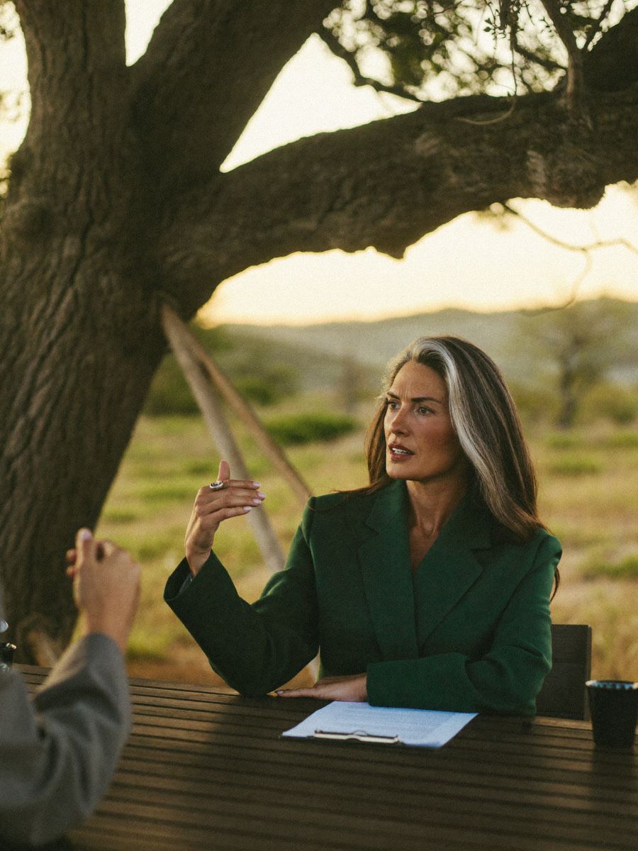 Directiva en una conversación de desarrollo de liderazgo bajo una encina