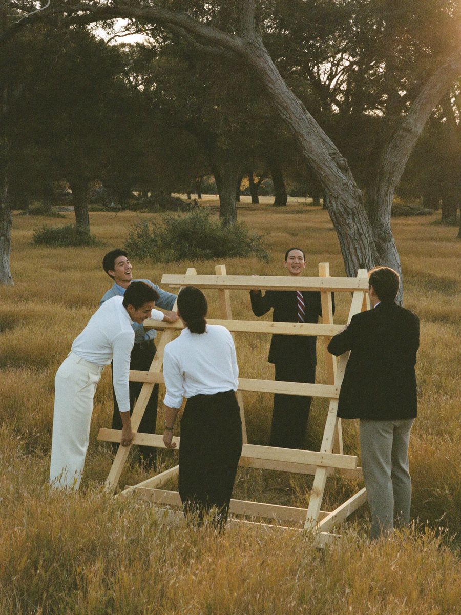 Equipo colaborando en una dinámica experiencial al aire libre en la dehesa